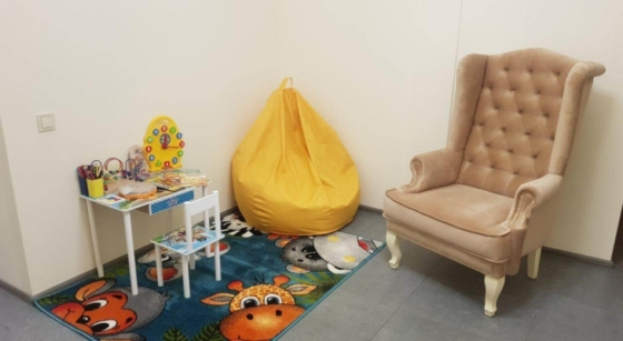 детский уголок для клиентов с детьми посещающих центр лазерной эпиляции